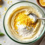 Scorza grattugiata di limone nell'impasto