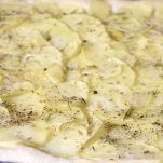 Aggiungete la scamorza e le fettine di patata