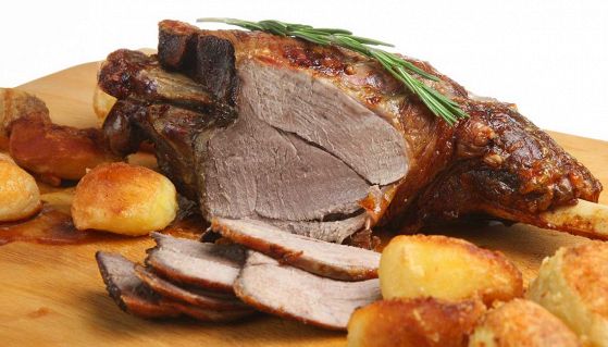 Servite l’agnello caldo, accompagnato dalle patate croccanti. Se volete, aggiungete un filo di olio extravergine d’oliva per un tocco finale di sapore.