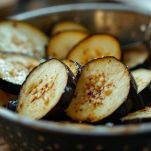 melanzane nel colapasta con sale