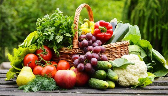 Cesto con frutta e verdura di stagione