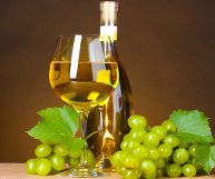 Calice e bottiglia di vino Lugana Superiore DOC