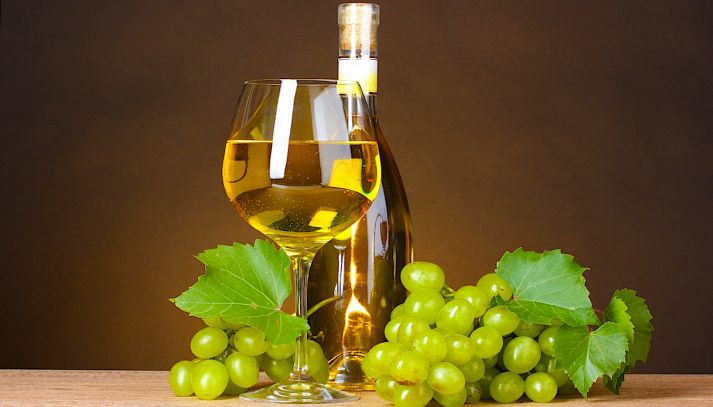 Calice e bottiglia di vino Lugana Superiore DOC