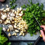 prezzemolo, menta e aglio per le melanzane alla scapece