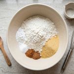 Farina, lievito, sale, estratto di vaniglia e limone