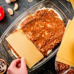 Adagiate una sfoglia di pasta fresca sopra il condimento