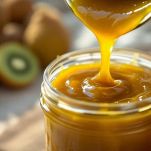 Confettura di kiwi nei barattoli