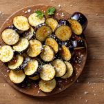 Melanzane affettate con sale grosso