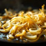 Scalogno dorato in padella