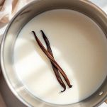 Latte con vaniglia in infusione