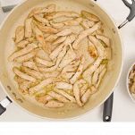 cuocete il pollo con i funghi