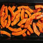 Disponete le fette di zucca in un singolo strato