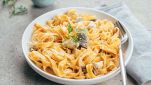Fettuccine con pollo, panna e funghi