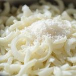 Cipolle bianche affettate in una ciotola.