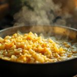 Cipolle che cuociono lentamente in casseruola.