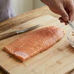 pulizia salmone per fare gli hamburger