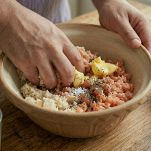 preparazione hamburger di salmone