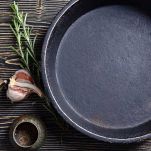 imbiondire l'aglio in una padella