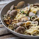 Impiattate subito, guarnendo con qualche vongola intera e una spolverata di prezzemolo fresco.