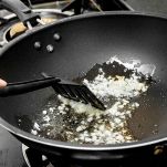 In una casseruola, scaldate qualche cucchiaio di olio extravergine di oliva