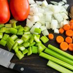 Lavate e pulite la cipolla, la costa di sedano e la carota