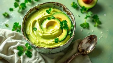 Ciotola di maionese di avocado verde e cremosa