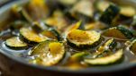 minestra di zucchine nella pentola