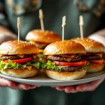 Piatto di mini hamburger pronto per essere gustato.