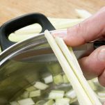 Mondate il sedano, eliminando i filamenti più grossi