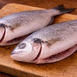 Orata in ammollo in acqua bollente.
