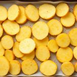 Teglia con fette di patate.