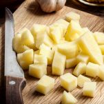 Pelate le patate e tagliatele a cubetti piccoli