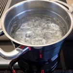 Portate a bollore una pentola con abbondante acqua salata