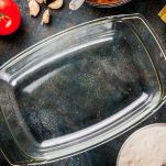 Prendete una pirofila rettangolare e ungete il fondo con un filo di olio