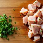Pollo a cubetti e prezzemolo tritato