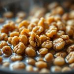 togliere pellicina ai gherigli alle noci