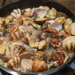 Saltate gli spaghetti per amalgamare bene tutti i sapori