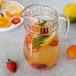 Sangria bianca nella caraffa