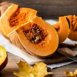 Sbucciatela con cura, rimuovendo la buccia dura e le parti verdi