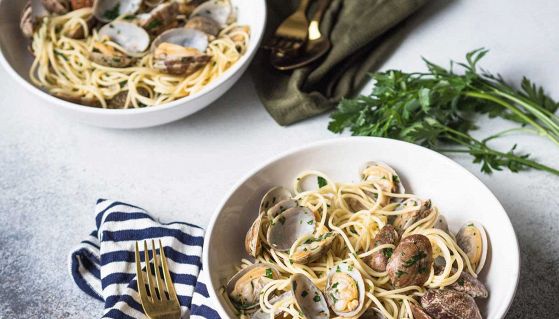 Spaghetti alle vongole con aglio, prezzemolo e peperoncino