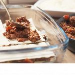 Stendete sopra la sfoglia 1-2 cucchiai di ragù