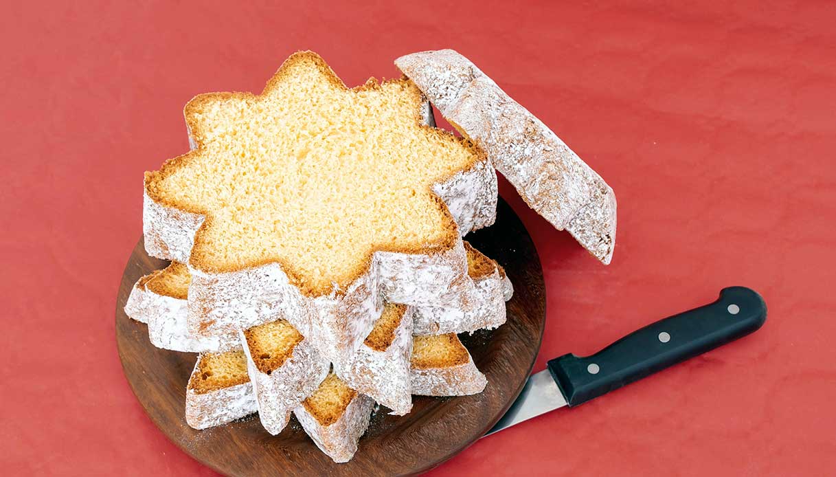 Tagliate il pandoro in fette spesse circa 2-3 cm