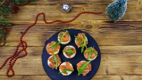 Tartine al salmone con pan carrè, burro e salmone affumicato