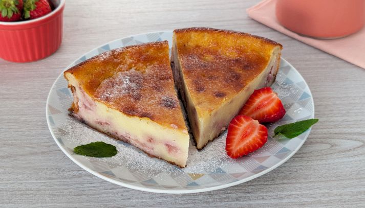 Fette di torta cremosa alle fragole