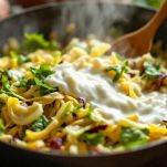 Assemblaggio della torta salata con radicchio