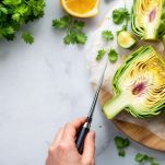 La pulitura dei carciofi