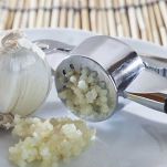 Tritate finemente gli spicchi di aglio dopo averli sbucciati