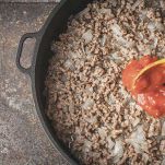 Una volta evaporato il vino, aggiungete la passata di pomodoro