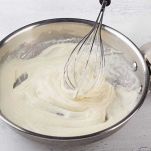 Versate gradualmente 500 ml di latte caldo