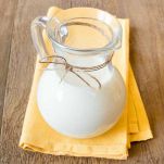 Versate il latte nella casseruola e portate a bollore